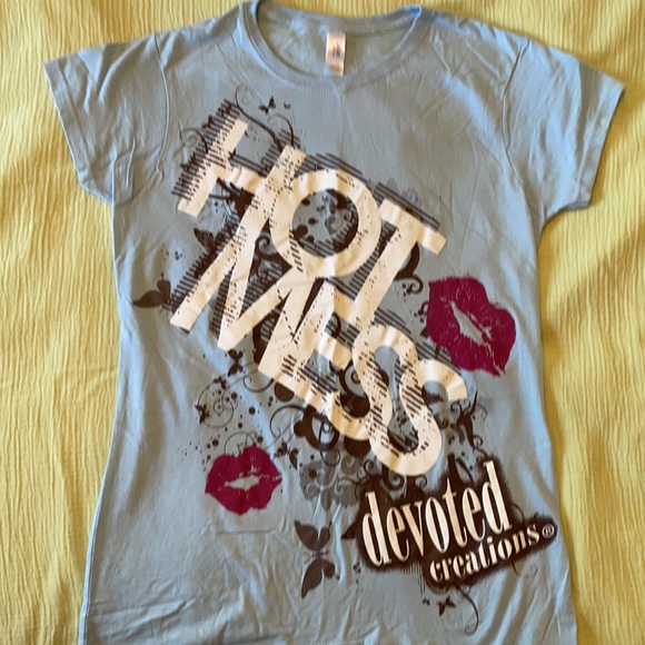 Gildan SoftStyle light blue t-shirt with “Hot Mess devoted creations” lettering - Picture 3 of 3